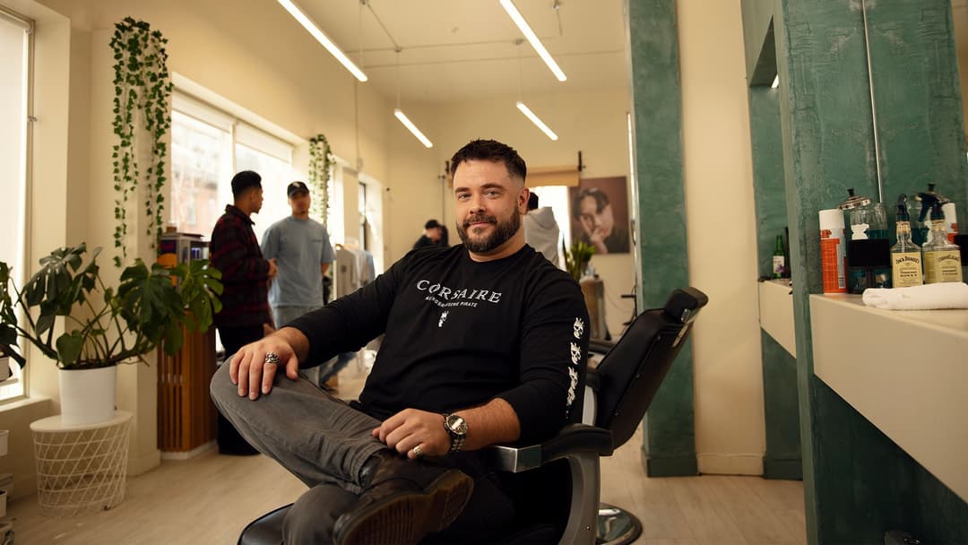 Fraîchement sorti de chez le barbier à Montréal, Mo Bro Billy-Sam raconte son parcours en santé mentale avec Movember