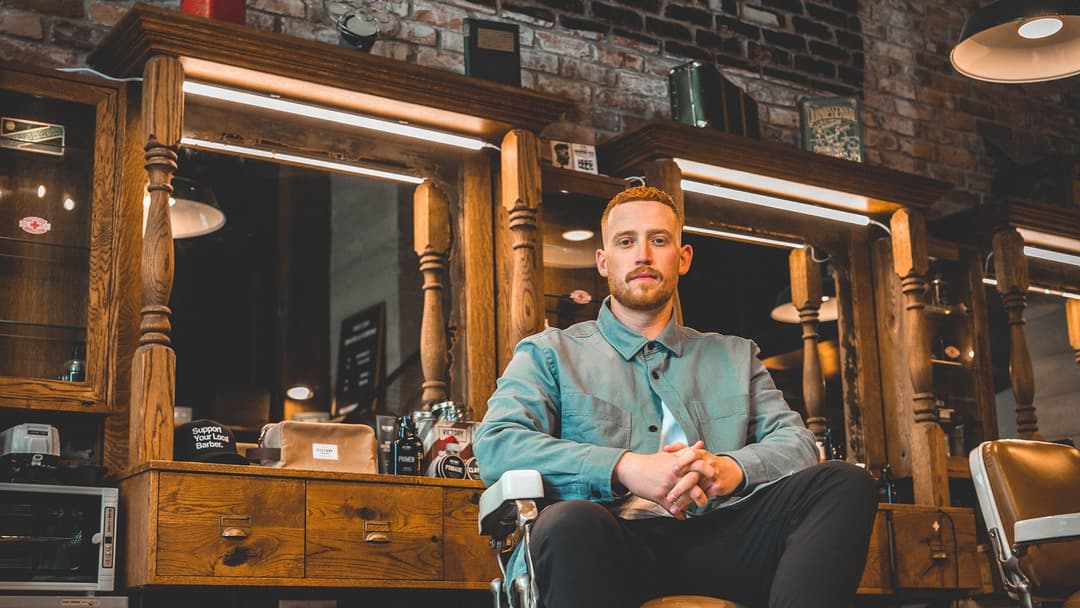 Le Mo Bro Ryan est assis dans un salon de barbier de Vancouver